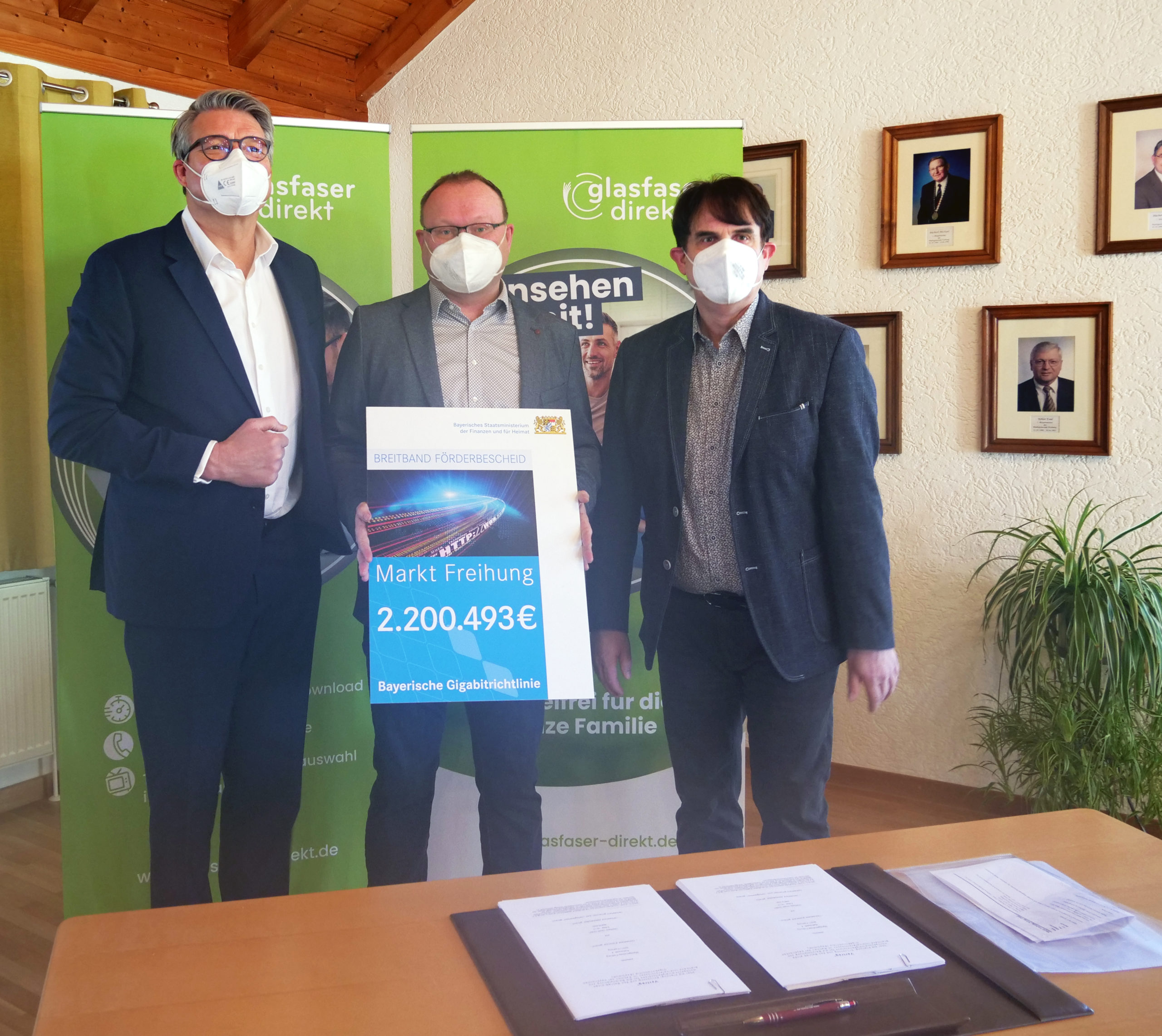 Bürgermeister Uwe König bei der Unterzeichnung des Kooperationsvertrages mit Glasfaser Direkt