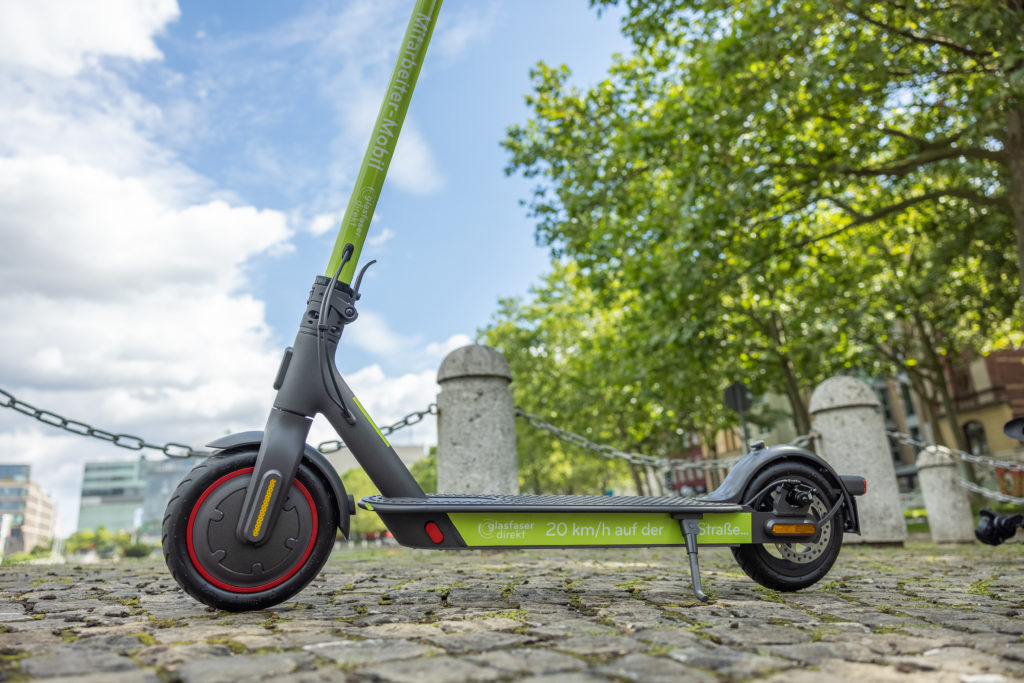 Das Bild zeigt eine E-Scooter mit Glasfaser Direkt Logo in Köln