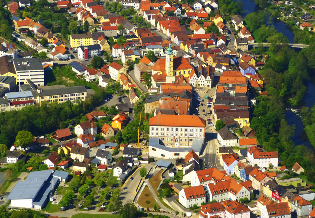 Luftaufnahme der Stadt Neustadt an der Waldnaab, Häuser von oben