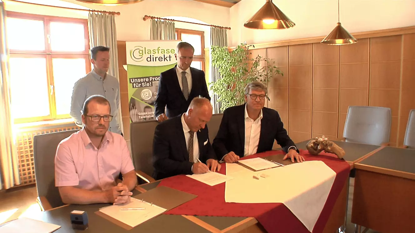Unterschrift des Vertrags zum Glasfaserausbau in Schnaittenbach